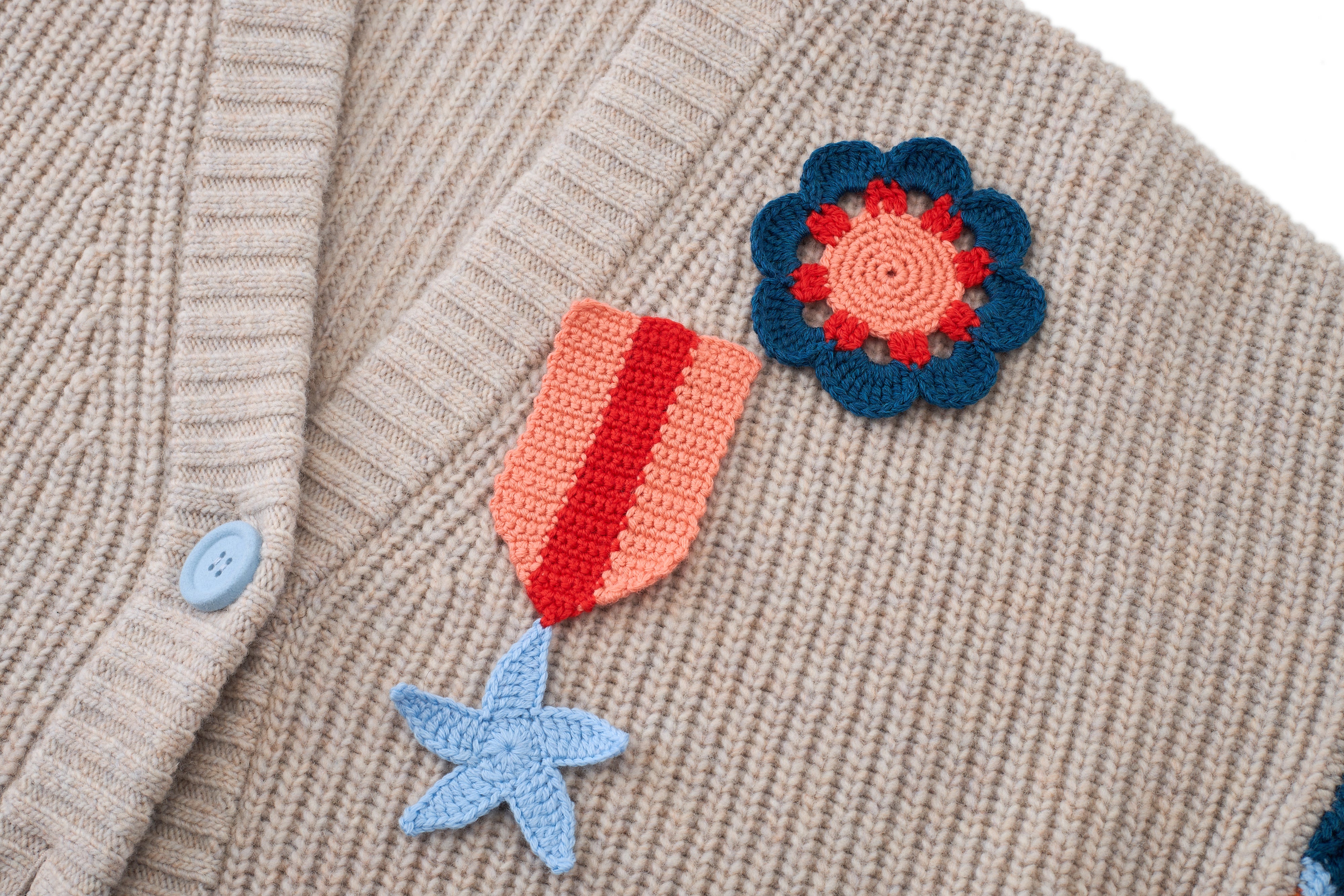 CHUNKY CARDIGAN WITH CROCHET BADGE – CYNTHIA & XIAO
